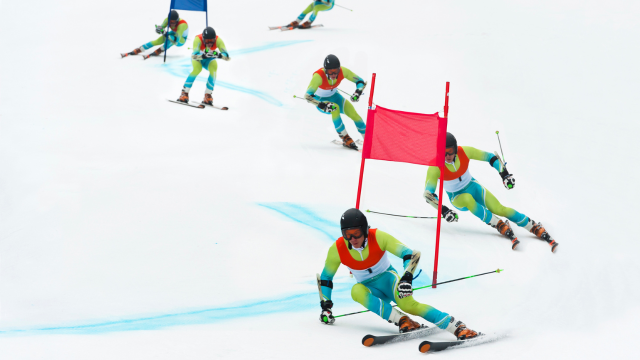 スキー板をずらさないで滑るフルカービングターンの滑り方